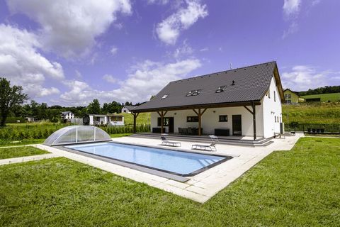 Stap binnen in deze recent gebouwde vakantiewoning, gelegen in een rustige omgeving aan de rand van het charmante dorp Prosečné. Hier is het een oase van rust, slechts op een steenworp afstand van het Nationaal Park Krkonoše en het levendige stadje V...