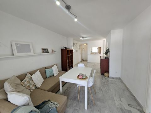 Vind uw droomhuis in het hart van de prachtige urbanisatie Riviera del Sol Dit ruime appartement op de eerste verdieping biedt een perfecte mix van comfort en stijl met drie slaapkamers en twee badkamers De grote woonkamer is ideaal voor familiebijee...