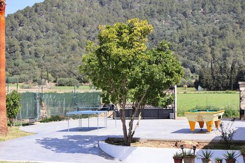 Villa rustica nel nord dell'isola, vieni a goderti l'estate in paradiso. La casa si trova nel nord dell'isola, nel villaggio di Sa Pobla. Il posto è a circa 10 minuti di auto dal centro principale. Il preimmobile dispone di tre camere da letto, una c...