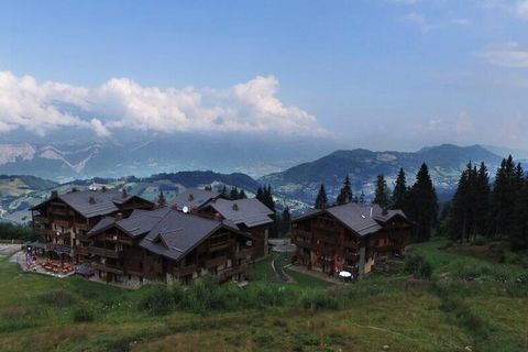 Położony w samym sercu Isère, 38 km od Grenoble, VVF Les 7 Laux Massif de Belledonne*** w Prapoutel Les 7-Laux zaoferuje Ci wszystkie radości gór latem. Piesze wędrówki, kolarstwo górskie i sporty wodne – wszystko jest możliwe podczas wakacji w Prapo...