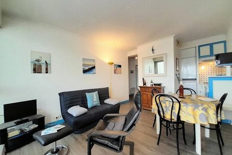 Mit direktem Blick auf den Hafen von Trinité-sur-Mer, Geschäfte am Fuße der Residenz und Plage du Port in 700 m Entfernung, 3-Zimmer-Wohnung (ca. 37 m²) für 4 Personen, gelegen in der Residenz LA CAPITAINERIE (2. Etage, Tür links): - Eingang - Wohnzi...