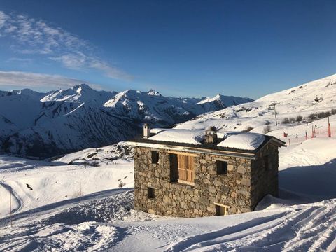 Mountain chalet located on the slopes in the heart of the Vallee des Belleville, offering a breathtaking view on the mountains. This mountain chalet built with quality materials (wood and local stone) is a real favorite and a haven of peace! It has g...