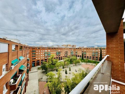 Spectacular penthouse with a 30m² terrace, 3 bedrooms, kitchen and lift. Privileged location near the Plaza Asamblea de Catalunya. Don't miss it! We present this spectacular penthouse, located in a privileged location, in Plaza Asamblea de Catalunya ...