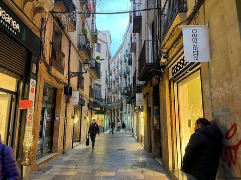 Bc Inmo presenteert deze tweede te renoveren verdieping in het hart van Born, naast Pl. St. Jaume, Plaça Reial en Las Rambles. ~~ Het appartement heeft updates nodig gezien de laatste huursituatie ervan, ook al heeft het onroerend goed verschillende ...