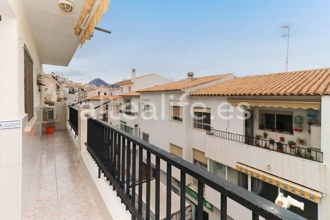 Appartement van 93 m² , gelegen in het hart van het oude centrum van Altea, combineert de rust van een historisch gebied met het gemak van slechts 5 minuten lopen van het strand en het stadscentrum , waar u alle voorzieningen vindt. Het wordt gedistr...