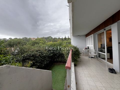 L' Agence Côté Pierres Immobilier vous propose cet appartement T4 avec terrasse et garage situé sur le secteur prisé des 3 piliers . A 2 pas du centre ville et des axes de circulation, Il se compose d'une belle piéce de vie avec accés sur terrasse, c...