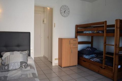 Komfortowy apartament nad morzem, znajdujący się na pierwszym piętrze rezydencji z windą, oferuje relaksujący wypoczynek nawet dla trzech osób. W salonie znajduje się podwójne łóżko dla dwóch osób i dodatkowe łóżko piętrowe dla jednej osoby, dzięki c...