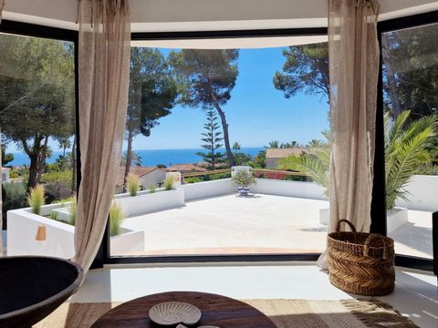 Die Geschichte einer Traumvilla in Jávea In einer ruhigen Ecke des Mittelmeers, im begehrten Gebiet von Balcón al Mar in Jávea, liegt ein architektonisches Juwel, das kürzlich renoviert wurde und darauf wartet, entdeckt zu werden. Dies ist die Geschi...