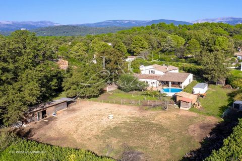 Située à Montauroux, cette spacieuse maison de 337 m² offre 12 pièces, dont 6 chambres généreuses, sur un vaste terrain plat de 4679 m². Édifiée dans un cadre agréable, cette propriété se prête parfaitement à un projet familial ou à un investissement...