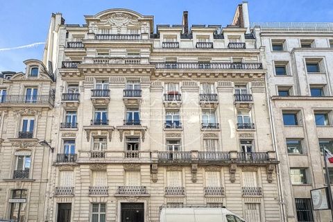 FOR SALE PARIS 8TH - PLACE FRANÇOIS 1ER - PIED-À-TERRE - Located in one of the most sought-after streets of the 8th arrondissement, on the 8th floor with elevator of a 1914 condominium. We offer you this superb studio of 20.15m2 Carrez law. The apart...