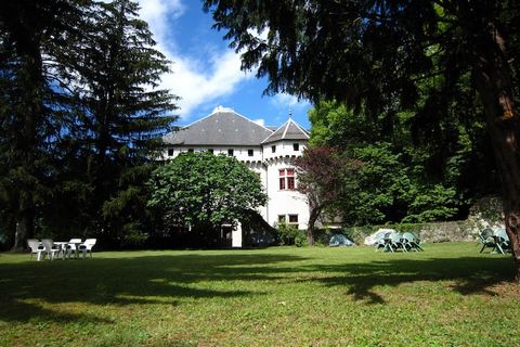 Das charmante Schloss von Lapeyrouse liegt im Tal der Rhone. Vom Innenhof aus haben Sie eine herrliche Aussicht auf den 