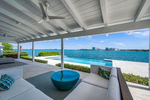 Esta atraente propriedade à beira-mar localizada no Upper East Side de Miami tem muito a oferecer, começando com belas vistas imediatamente após a abertura da porta da frente. Os 5.768 pés quadrados 5 quartos 7,5 banheiros e escritório estão perfeita...