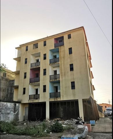 Logement de 20 chambres avec salle de bain sur l’île de Madère, à 10 minutes de l’aéroport de Madère, à côté de la zone de libre-échange. Il s’agit d’un espace qui était un ancien lieu résidentiel qui a actuellement besoin de travaux de reconstructio...