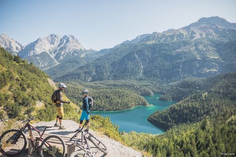 El Bergresort Zugspitze Ehrwald ofrece el alojamiento perfecto para sus vacaciones, incluido un delicioso desayuno. Este espacioso chalet de 147 m² puede alojar cómodamente hasta 10 huéspedes. El chalet cuenta con 4 dormitorios, cada uno con una cama...