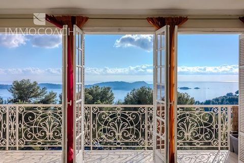 Exclusive to IMMOCOACH Located in one of the most prestigious residences in Hyères, this 180 m² apartment will captivate you at first sight with its panoramic view of the sea and the Giens peninsula. A large entrance hall leads to a south-facing livi...