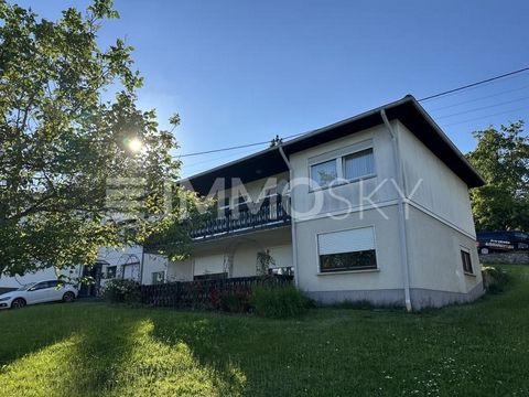 Welkom in je nieuwe huis! Deze vrijstaande vrijstaande woning uit 1975 biedt voldoende ruimte voor het hele gezin op ca. 160 m² woonoppervlak. Met in totaal vijf kamers, waaronder twee slaapkamers en vijf badkamers, overtuigt het huis met een doordac...