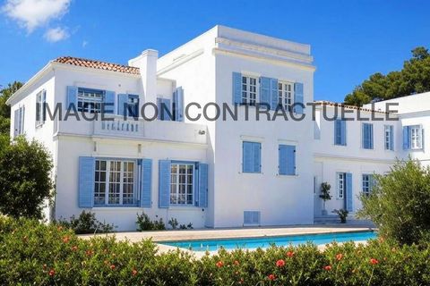 Discreet sale...... Iconic property on the Provence coast, for discreet and exclusive sale. Both within walking distance of the sea and the port, and offering life entirely on foot and by bike to access the shops too, this property offers the best of...