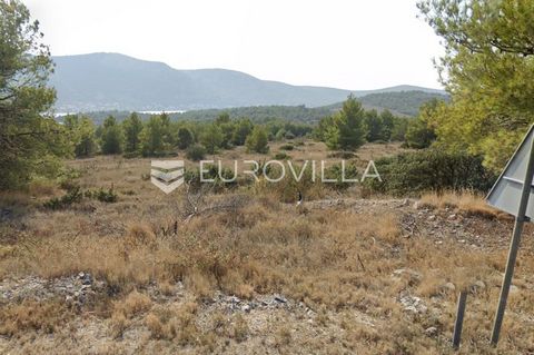 Šibenik, Grebaštica, Building land with a sea view, surface area 2130 m2. It is located in zone T1,2,3. It is suitable for the construction of hotels, tourist resorts and camps. The plot has an exit to the main road. The approximate dimensions of the...