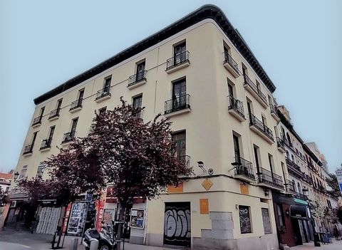 Die Plaza Santa Ana liegt im Herzen des pulsierenden Madrider Stadtteils Centro und ist ein ikonischer offener Raum im charmanten Barrio de Cortes. Dieser symbolträchtige Ort ist eine perfekte Mischung aus Freizeit und Kultur, die das einzigartige We...