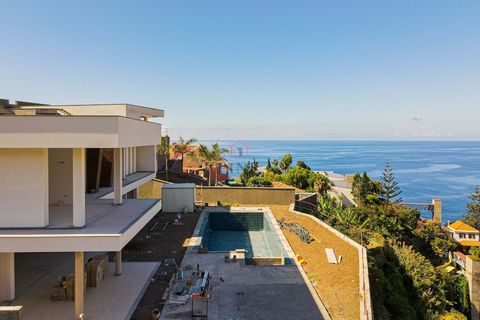 Magnificent minimalist 4 bedroom villa under construction in Ponta do Sol! Stunning views of the valley and the Atlantic, swimming pool, 4 suites and premium finishes. Discover the 4 bedroom villa of your dreams, located in an exclusive and privilege...