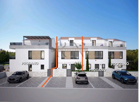 Location: Istarska županija, Poreč, Poreč. ISTRIA - POREČ, Modern Townhouse – Your Ideal Home in Poreč! Perfect Location This modern townhouse is located in a peaceful neighborhood in the town of Poreč, offering an ideal balance between proximity to ...