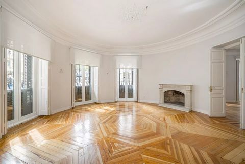 BARNES Madrid presenteert dit prachtige appartement van 500m2 in een van de meest prestigieuze hoeken van Madrid. Gelegen op een paar meter van het Retiro Park in de straat Velázquez met een zeer goede toegang en zeer goede verbindingen. Een flat met...