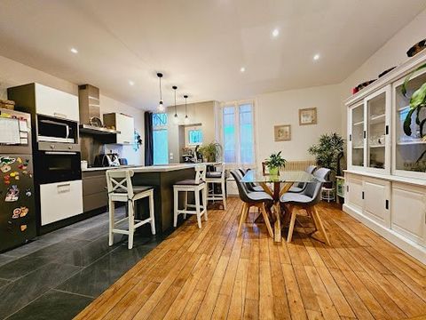 18000 - BOURGES - EN EXCLUSIVITÉ - QUARTIER BAFFIER SAINTE MARIE - Belle maison de ville de 96.7m² environ 4 pièces 3 chambres comprenant en rez-de-chaussée : Entrée, Salon séjour avec cuisine ouverte et aménagée, Espace salle à manger, Salle de douc...