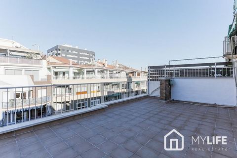 Fantastisches Penthouse zum Verkauf in l'Esquerra de l'Eixample MYLIFE Real Estate präsentiert diese fantastische Immobilie zum Verkauf in einer der besten Gegenden der Stadt, l'Esquerra de l'Eixample. Beschreibung der Immobilie Das Haus befindet sic...