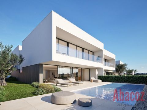 These amazing front line 4 bedroom terraced villas are being built to a very high standard with excellent finishings and insulation giving an Energy rating of A+. They are located in a privileged location near Ponta da Piedade, Lagos with breathtakin...