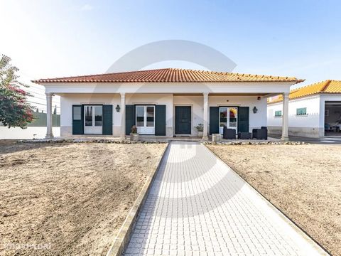 Located just a few minutes from Torres Novas, this magnificent villa offers a quiet and comfortable environment, ideal for those who value quality of life and well-being. With 4 large bedrooms, including 2 suites, the property guarantees privacy and ...