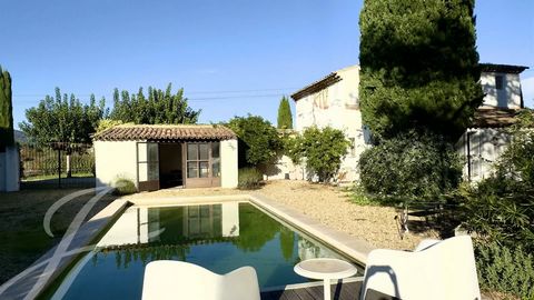 Near Lourmarin. 40 minutes from Aix en Provence and its TGV station. The John Taylor agency Luberon Alpilles offers for sale in the countryside of the charming village of Puyvert this delightful mazet of 112 m2 composed of an entrance, a living room ...