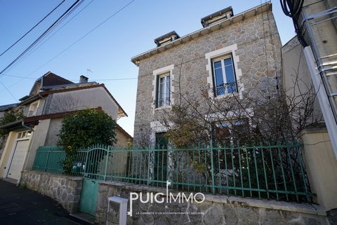 Laissez-vous séduire par cette maison de ville pleine de charme, construite en pierre dans les années 30, située au cœur du quartier recherché des Ruchoux. Avec ses 140 m2 habitables, elle allie le cachet de l'ancien à un confort moderne, idéal pour ...