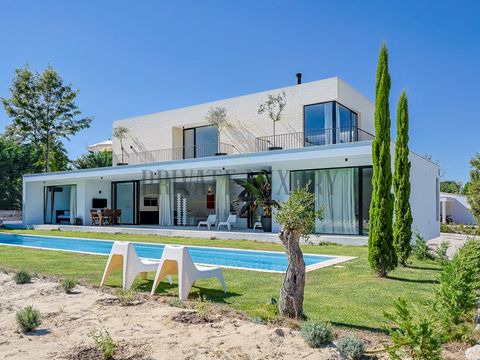 We present you a unique villa, designed to provide you with maximum comfort, sophistication and quality of life. Located in the prestigious Quinta do Peru, with a breathtaking view of the majestic Serra da Arrábida, this house perfectly combines cont...