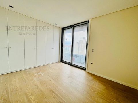 New gated community in the city center of Espinho. Apartments with great areas, high quality finishes and with a modern and functional design. This apartment located on the 3rd floor, has a balcony and a parking space. The development consists of two...