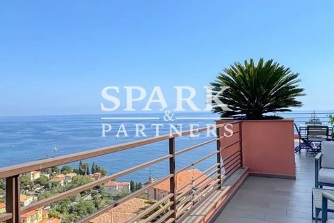 In Roquebrune-Cap-Martin, in a luxury residence with swimming pool and solarium, discover this magnificent 3-room duplex with panoramic views of the sea and Cap Martin. With a surface area of 58 m², this apartment comprises an entrance hall with cupb...