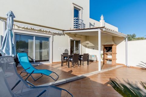 4 bedroom Villa located in Patã de Baixo, on the border between Albufeira and Boliqueime. This property Gemini on one side, is inserted in the Condominium Mário Vale, consisting of 3 Villas. The Villa has a total construction area of 257m2, and is di...