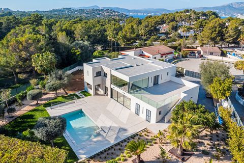 Nestled in the tranquil and sought-after area of Santa Ponsa, this contemporary villa blends the warmth of Mediterranean style with sleek modern aesthetics, constructed to the highest specifications. Spanning over two levels, this home boasts an expa...