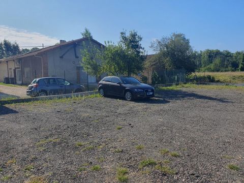 Parking located in Vernou-la-Celle-sur-Seine (77670). Come and discover two double parking spaces, ideal for parking safely in this popular residential area. Possibility of purchasing just one place or three places depending on your needs.