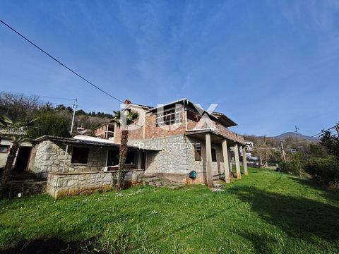 Location: Primorsko-goranska županija, Opatija - Okolica, Oprić. OPATIJA, OPRIĆ - Detached house with sea view! 1100m2 plot, OPPORTUNITY! We are mediating in the sale of a house with two residential units. The detached house is located in a great loc...