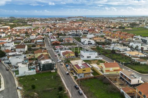 Identificação do imóvel: ZMPT570359 Wir präsentieren ein im Bau befindliches Einfamilienhaus mit 4 Schlafzimmern in Trajouce in der Gemeinde Cascais, das bereit ist, Ihre Familie im Jahr 2026 willkommen zu heißen. Mit seiner modernen Architektur und ...