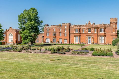 Une opportunité exceptionnelle d’acheter un appartement spacieux au premier étage dans un bâtiment historique emblématique. Le palais de Danbury est situé dans un magnifique parc et à quelques pas du centre du village de Danbury. Situé dans l’impress...