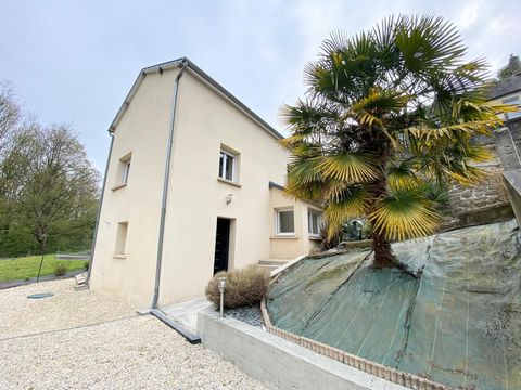 Proche du centre ville de Vire Normandie au calme, à seulement 4 min en voitures des commerces, école, collège et lycée. Sur une parcelle clôturée et arborée d'environ 291m2, vous pourrez profiter de la belle vue sans vis-à-vis lors des beaux d'été. ...