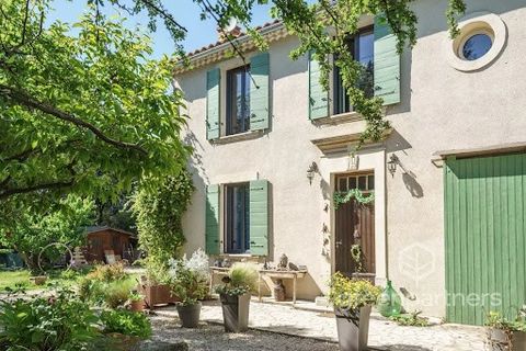 Just a few kilometers from Carpentras (all shops, services, and schools) and 30 minutes from the TGV station in Avignon, in an idyllic setting, this magnificent fully renovated Provençal farmhouse equipped with photovoltaic panels offers you a true h...