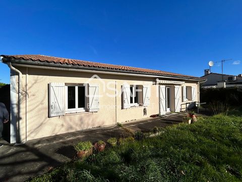 Jolie maison individuelle traversante sans mitoyenneté située quartier la grave sur le haut de Lormont limitrophe Ste Eulalie extra rocade, dans un quartier paisible et résidentiel. Idéalement localisée, elle offre un cadre de vie agréable à ses habi...