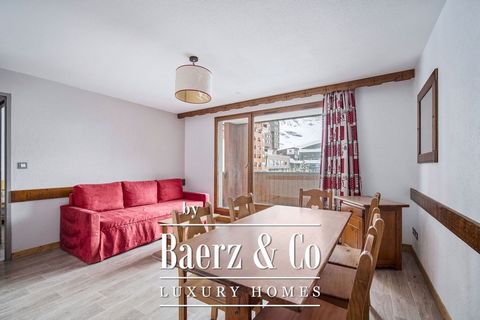 Come discover this charming 40.55sqm apartment located in Val Thorens, perfect for mountain stays. At the entrance, you will find storage spaces as well as a mountain corner, ideal for welcoming family and friends. The bright living area combining a ...