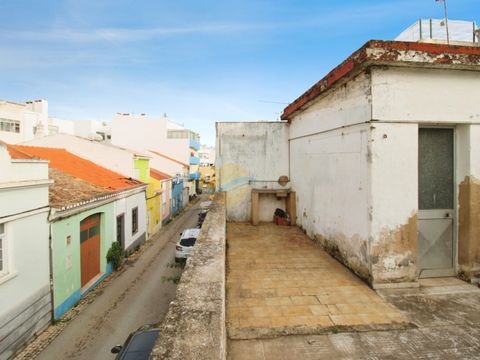 Dit charmante huis, gelegen in Portimão, biedt een uitstekende gelegenheid voor diegenen die de droom van een eigen huis willen realiseren. Hoewel het niet in een ruïneuze staat verkeert, vereist het pand een grote renovatie waardoor u de ruimte naar...