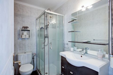 The apartament w Rosas / Roses ma 2 sypialnie i obłożenie dla 6 osób. Nocleg od 66 m² ładnie urządzone i zewnętrzny, Z widokiem na morze i na góry. Znajduje się w pobliżu 100 m plaży piaskowej 