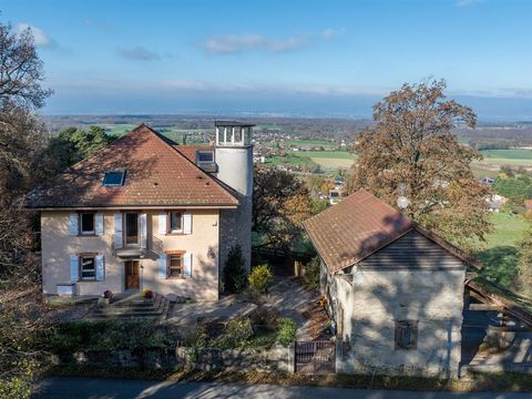 An exceptional property in a bucolic setting, just a stone's throw from the shores of Lake Geneva Nestled in the heart of nature, this magnificent 275 m2 house offers a unique living experience, combining comfort and tranquillity. With its five spaci...