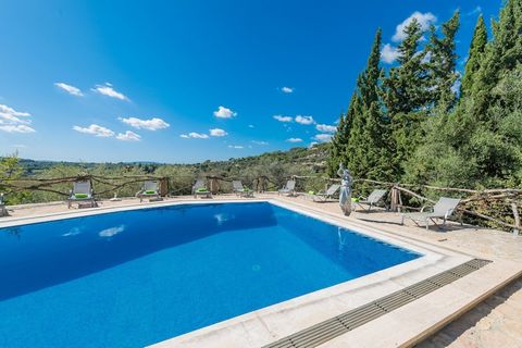 Cette superbe finca, nichée dans un environnement rural et boisé, offre un refuge paisible avec des vues à couper le souffle. La piscine privée au chlore (18 x 7 mètres, 0,6 à 1,7 mètre de profondeur) est entourée de 12 chaises longues, parfaites pou...