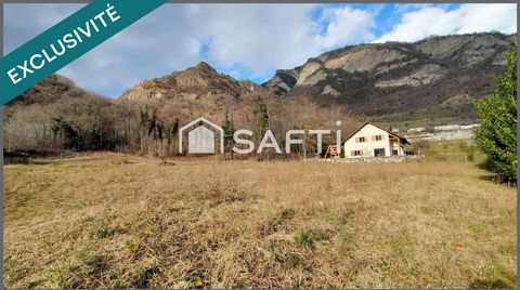 Situé sur la commune de La Tour en Maurienne (Hermillon). Accès à l'autoroute 2 minutes, la gare de Saint Jean de Maurienne à 5 minutes et les stations de ski à 22 minutes. Ce terrain de 1828 m² offre un cadre privilégié pour construire la propriété ...